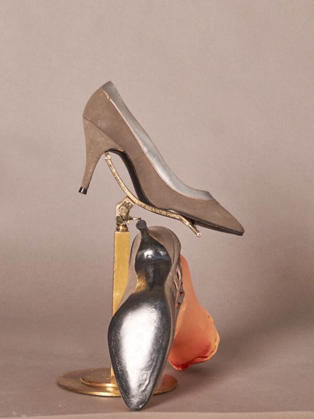 Petite 1950s Gray Suede Cut Out Leather Pumps Heels